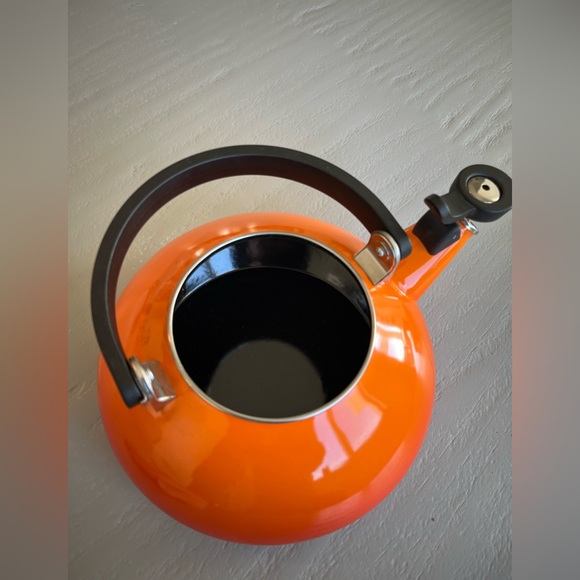 Le Creuset Flame Orange Zen Whistling Tea Kettle 1.6QT Enamel on Steel - Picture 8 of 10